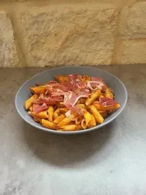 Image de la formule 🍝Pâtes au piment d'Espelette, jambon cru affiné